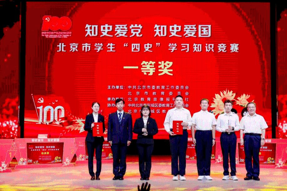 谁安排的费尔德入场时所牵球童比他还高 眼神写满了故事